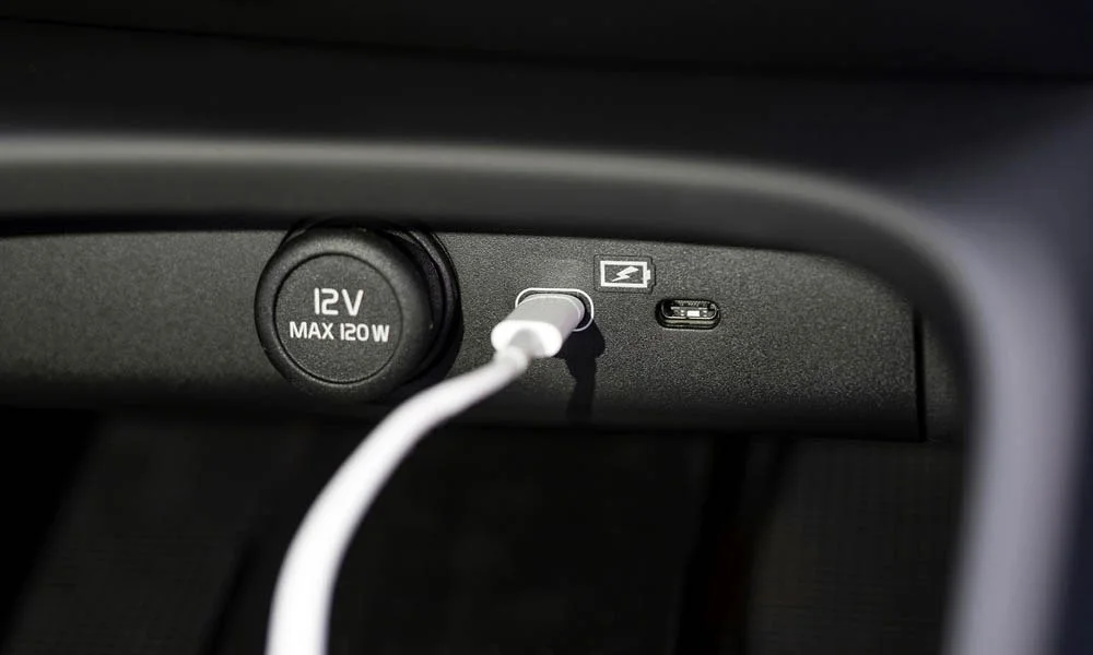 Фото Volvo C40 Recharge (2024) — интерьер, фото 2. Общий план салона: архитектура панели, консоль и кресла. Светлая гамма зрительно расширяет салон, тёмная — практичнее в уходе Volvo C40 Recharge (2024) — интерьер, фото 2