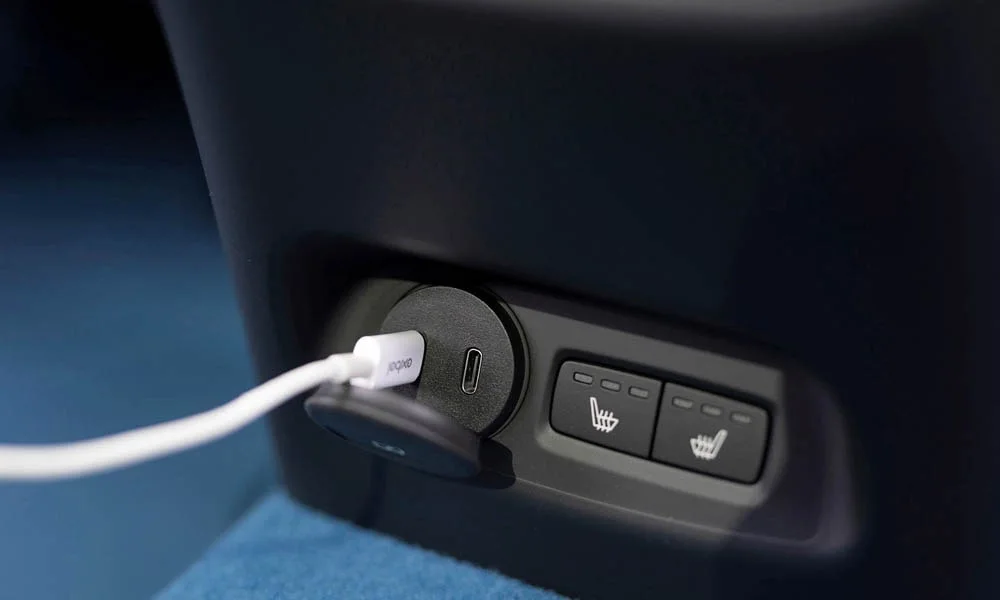 Фото Volvo C40 Recharge (2024) — интерьер, фото 8. Общий план салона: архитектура панели, консоль и кресла Volvo C40 Recharge (2024) — интерьер, фото 8