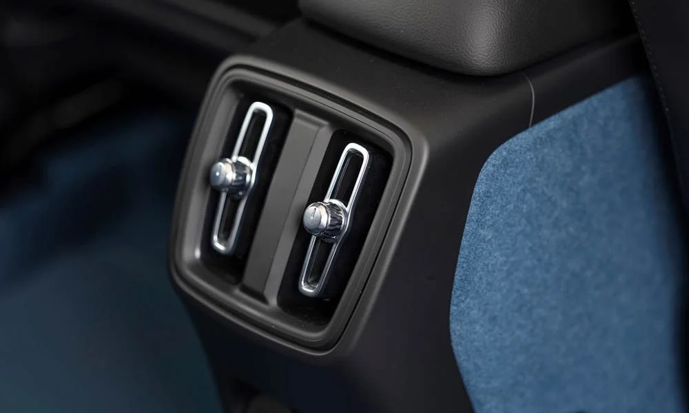 Фото Volvo C40 Recharge (2024) — интерьер, фото 9. Общий план салона: архитектура панели, консоль и кресла Volvo C40 Recharge (2024) — интерьер, фото 9