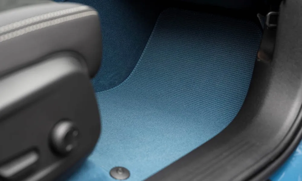 Фото Volvo C40 Recharge (2024) — интерьер, фото 10. Общий план салона: архитектура панели, консоль и кресла. Светлая гамма зрительно расширяет салон, тёмная — практичнее в уходе Volvo C40 Recharge (2024) — интерьер, фото 10