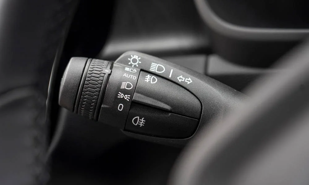 Фото Volvo C40 Recharge (2024) — интерьер, фото 11. Общий план салона: архитектура панели, консоль и кресла. Светлая гамма зрительно расширяет салон, тёмная — практичнее в уходе Volvo C40 Recharge (2024) — интерьер, фото 11