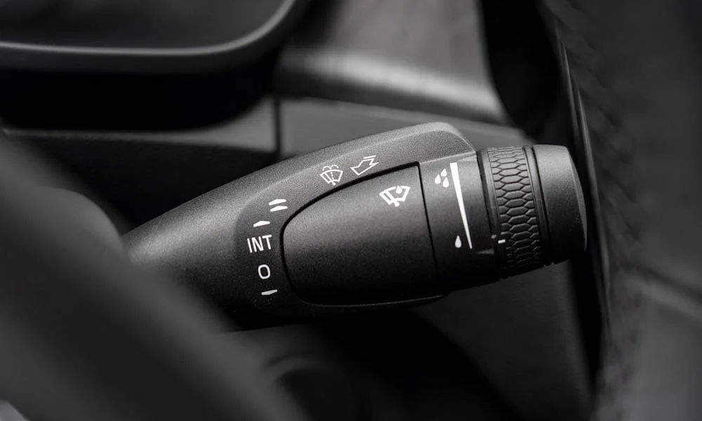 Фото Volvo C40 Recharge (2024) — интерьер, фото 12. Общий план салона: архитектура панели, консоль и кресла. Уровень отделки читается по стыкам панелей и мягким поверхностям в зонах касания Volvo C40 Recharge (2024) — интерьер, фото 12