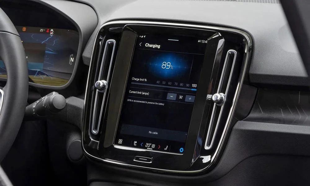 Фото Volvo C40 Recharge (2024) — экран мультимедиа. Вертикальный экран мультимедиа — карты и списки помещаются целиком Volvo C40 Recharge (2024) — экран мультимедиа