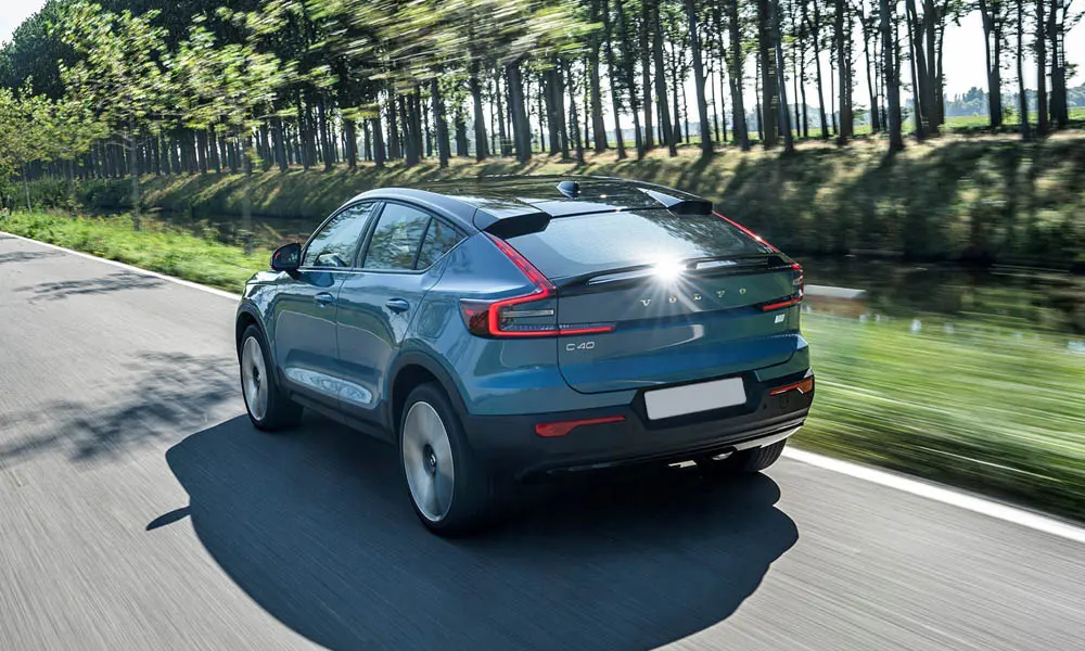 Фото Volvo C40 Recharge (2024) — вид сзади, фото 4. Корма в синем цвете: графика фонарей и пластика пятой двери Volvo C40 Recharge (2024) — вид сзади, фото 4