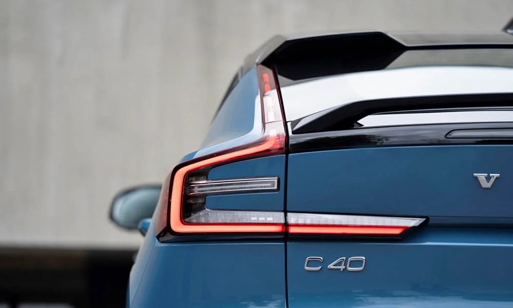 Фото Volvo C40 Recharge (2024) — вид сзади, фото 5. Синий кузов сзади — фонари и бампер определяют ночной образ модели. Светодиодная полоса или раздельные секции — задняя оптика стала главным украшением кормы Volvo C40 Recharge (2024) — вид сзади, фото 5