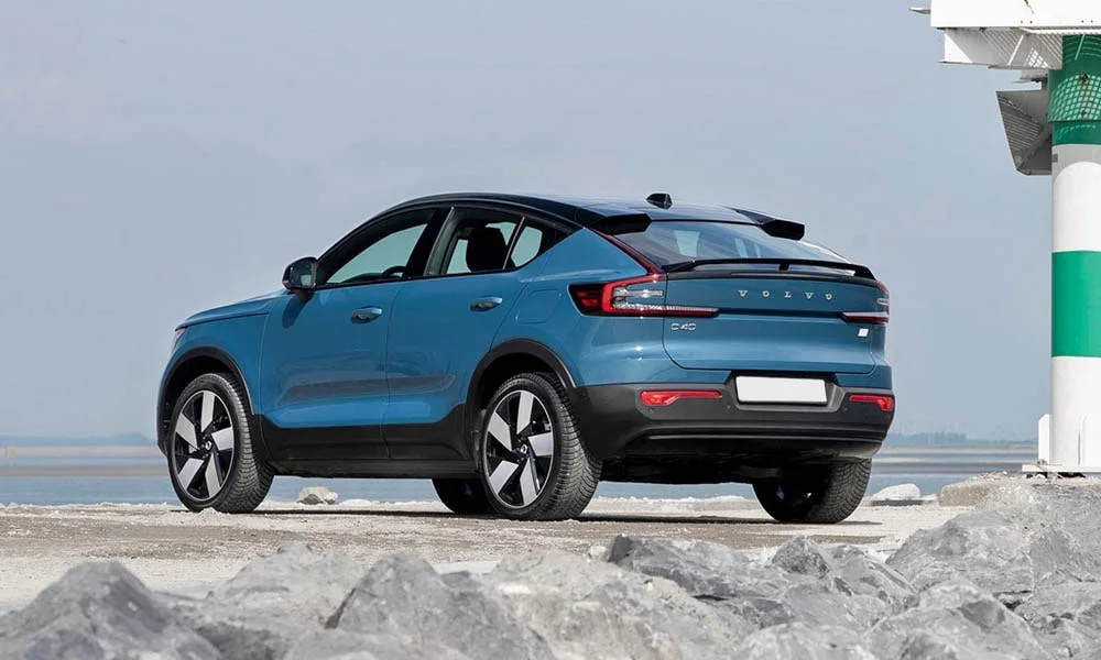 Фото Volvo C40 Recharge (2024) — вид сзади, фото 7. Корма в синем цвете: графика фонарей и пластика пятой двери. Насадки выхлопа или их имитация внизу бампера различают версии Volvo C40 Recharge (2024) — вид сзади, фото 7