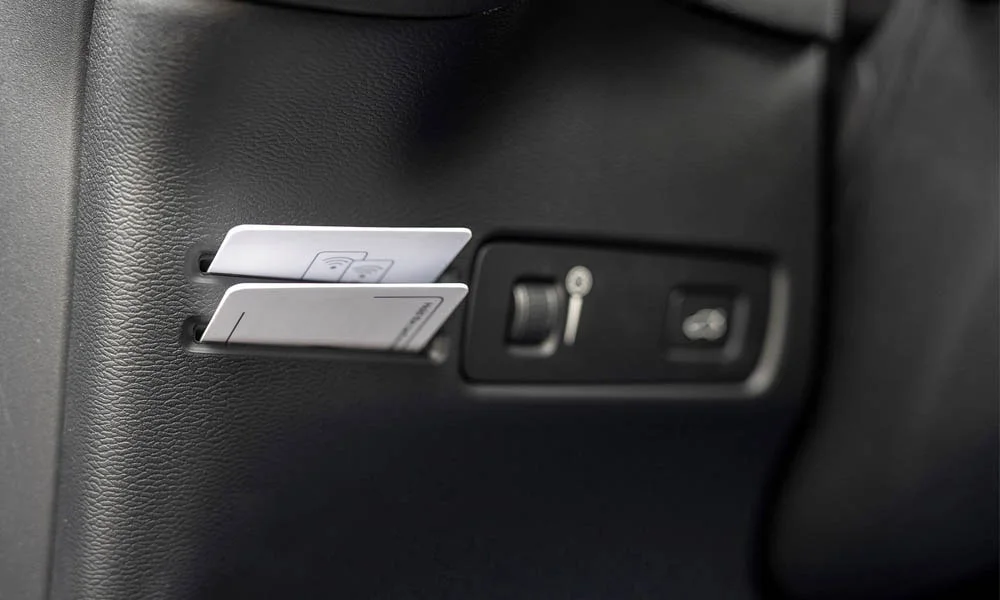 Фото Volvo C40 Recharge (2024) — регулировки сиденья. Электроприводы кресла: клавиши на боковине. Память положений возвращает кресло и зеркала под водителя — у версий с электроприводом Volvo C40 Recharge (2024) — регулировки сиденья