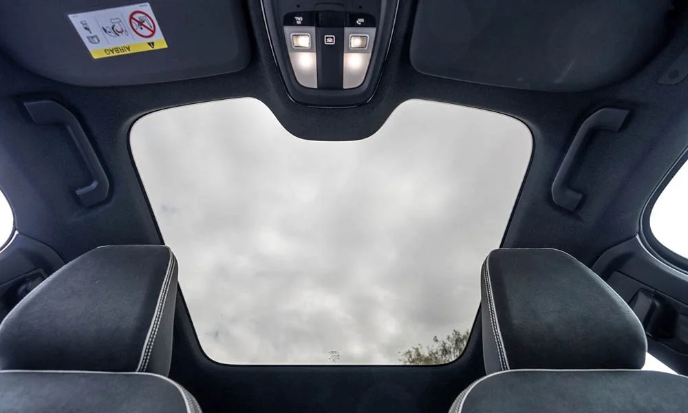 Фото Volvo C40 Recharge (2024) — панорамная крыша, фото 2. Вид на остекление крыши из салона Volvo C40 Recharge (2024) — панорамная крыша, фото 2