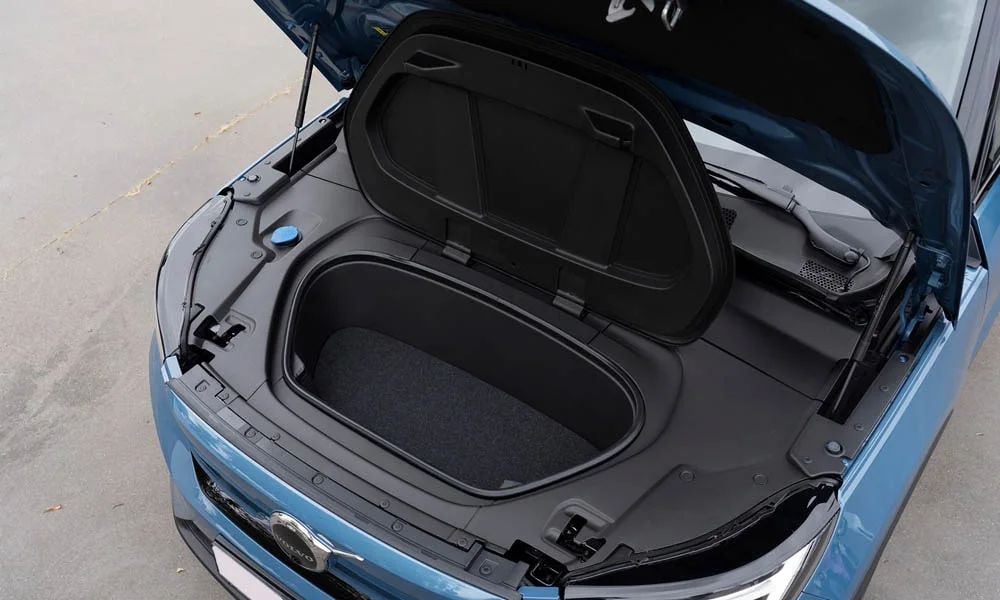 Фото Volvo C40 Recharge (2024) — багажник. Грузовой отсек с открытой дверью: погрузочная высота и ширина проёма. Спинки второго ряда складываются и расширяют отсек под длинные грузы Volvo C40 Recharge (2024) — багажник