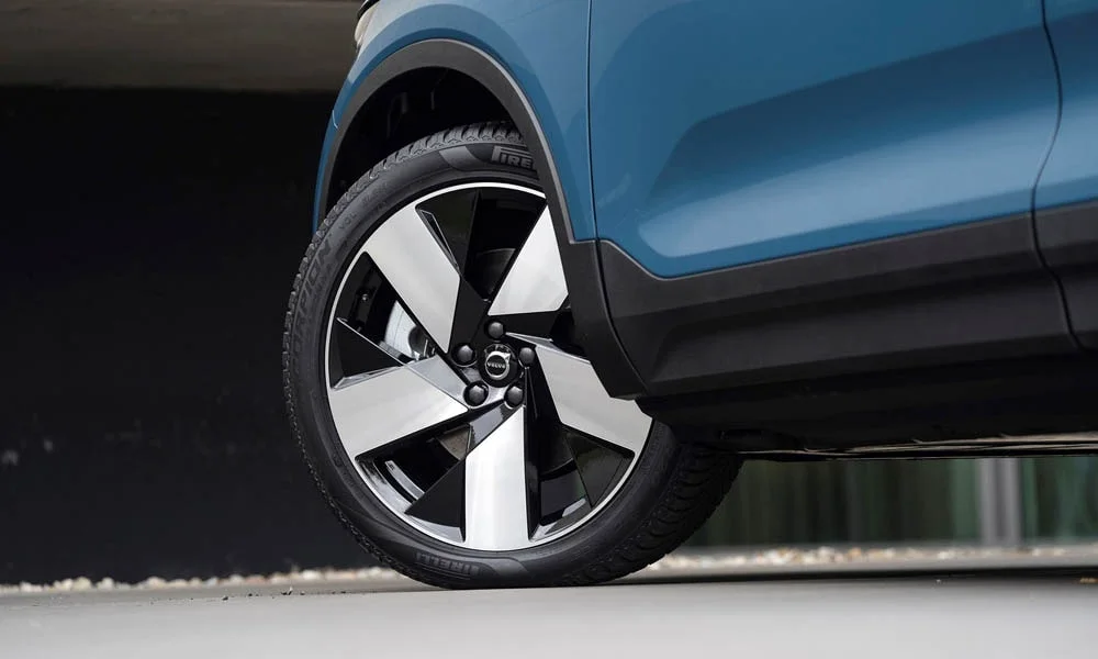 Фото Volvo C40 Recharge (2024) — колесо и диск. Дизайн спиц и профиль резины крупным планом. Индекс скорости и нагрузки читается на боковине шины Volvo C40 Recharge (2024) — колесо и диск