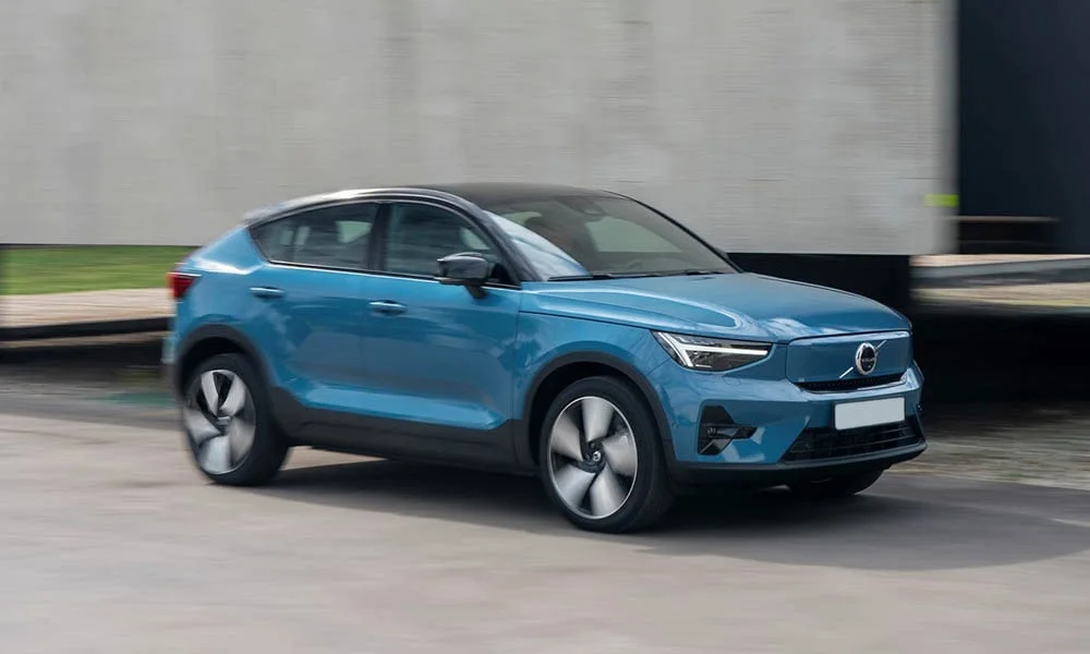 Фото Volvo EM90 (2024) — вид спереди, фото 4. Анфас: пропорции капота, посадка кузова и графика ходовых огней. Дневные ходовые огни включаются автоматически с запуском Volvo EM90 (2024) — вид спереди, фото 4