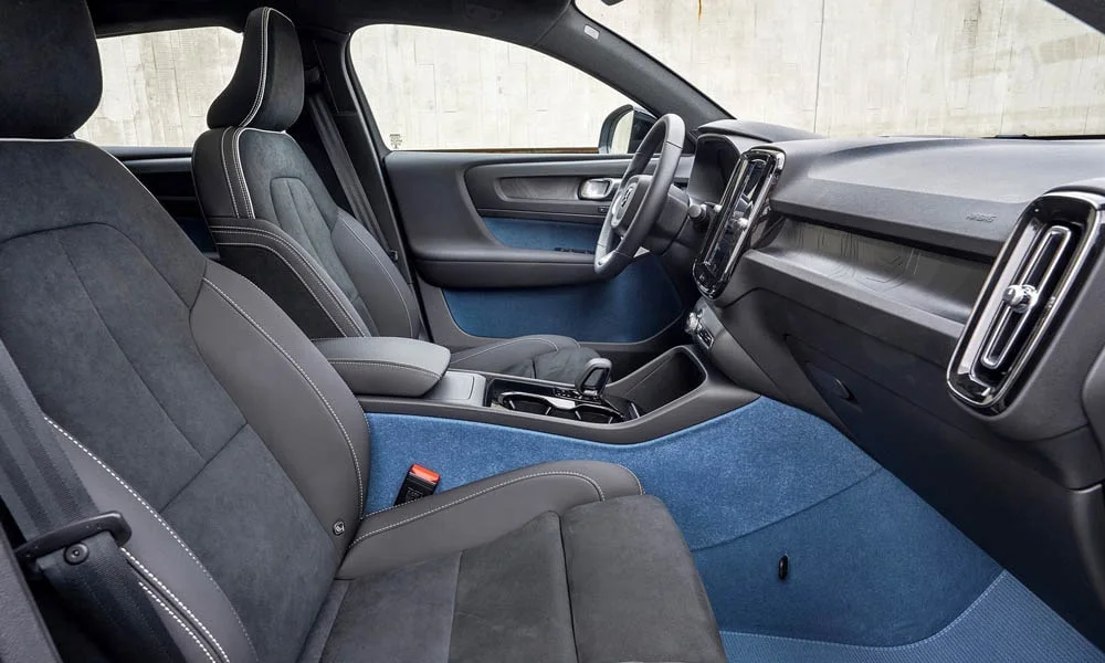 Фото Volvo EM90 (2024) — передние сиденья. Водительское и пассажирское кресла: обивка из алькантаре, профиль с боковой поддержкой. Регулировки с памятью возвращают кресло под водителя одним нажатием — у версий с электроприводом Volvo EM90 (2024) — передние сиденья