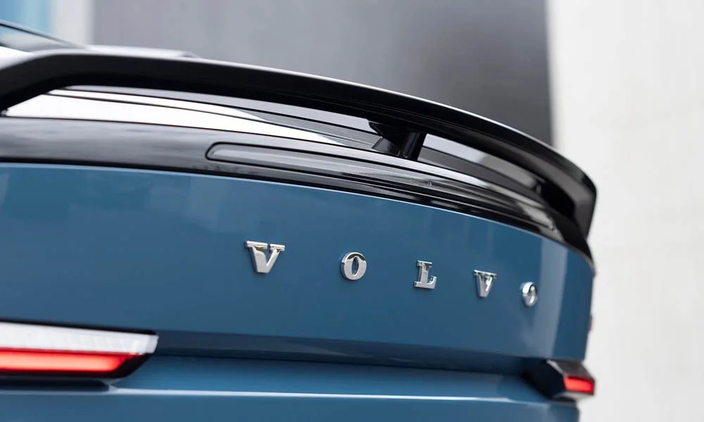 Фото Volvo EM90 (2024) — крыша. Линия крыши и панорамное остекление с высоты Volvo EM90 (2024) — крыша