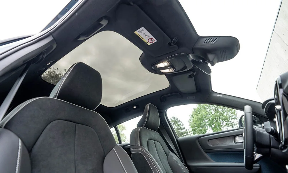 Фото Volvo EM90 (2024) — панорамная крыша. Остекление крыши изнутри: света в салоне заметно больше. Шторка с электроприводом закрывает стекло в жару Volvo EM90 (2024) — панорамная крыша