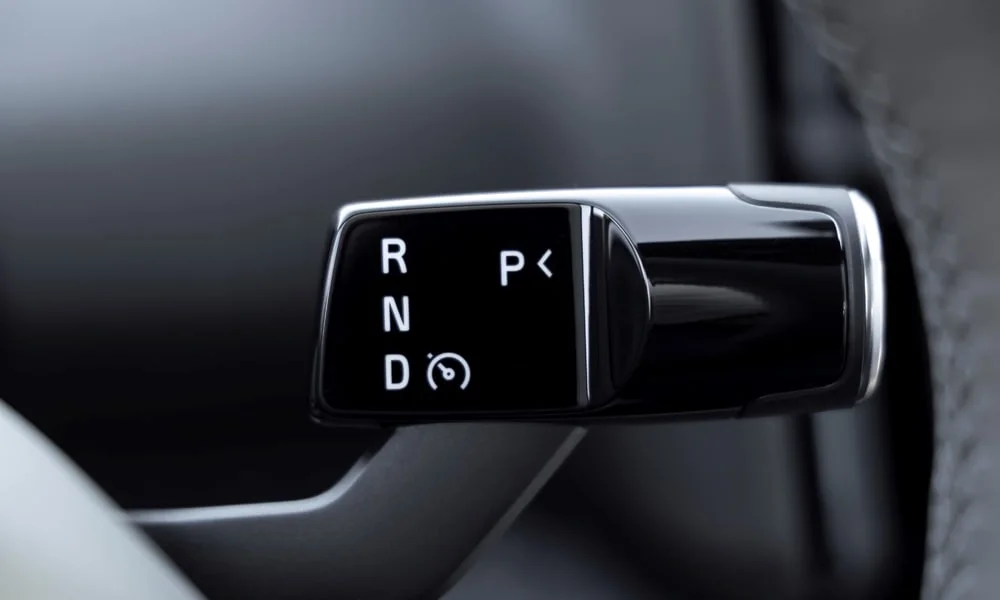 Фото Volvo EX30 — подрулевой переключатель. Рычаг на рулевой колонке — управление без отрыва рук от руля. Сюда выносят свет и дворники, а у многих новых моделей — и селектор трансмиссии Volvo EX30 — подрулевой переключатель