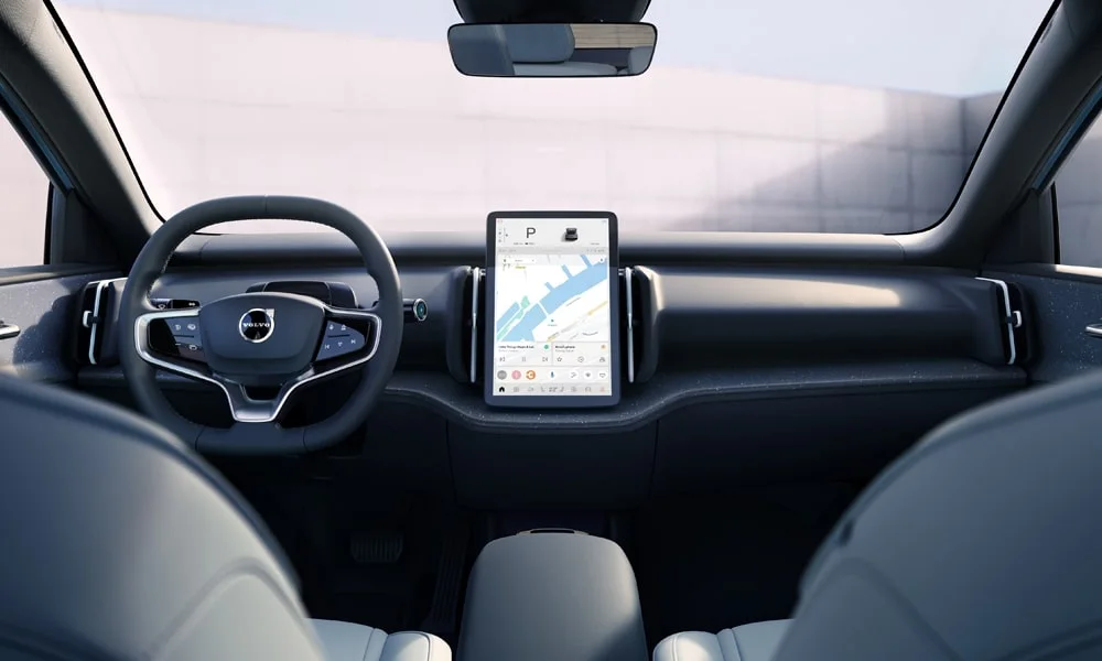 Фото Volvo EX30 — передняя панель. Компоновка экранов, дефлекторов и консоли. Мягкие материалы верхнего яруса и вставки задают уровень интерьера Volvo EX30 — передняя панель