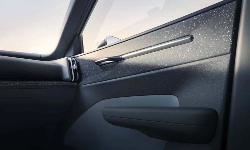 Фото Volvo EX30 — дверная карта. Подлокотник, динамик и блок стеклоподъёмников. Мягкая вставка в зоне локтя — то, что чувствуешь каждый день Volvo EX30 — дверная карта
