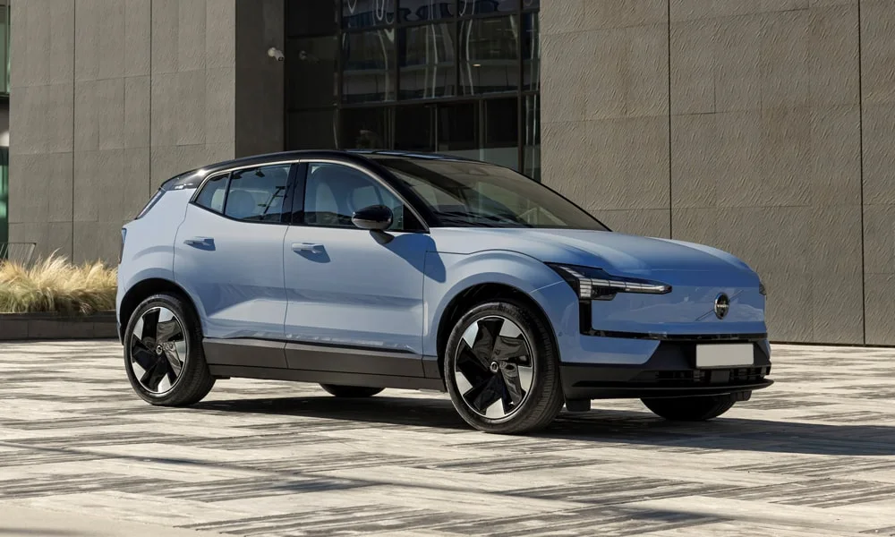 Фото Volvo EX30 — вид спереди, фото 4. Кузов в синем цвете: рисунок оптики и решётки задаёт узнаваемое «лицо» модели Volvo EX30 — вид спереди, фото 4