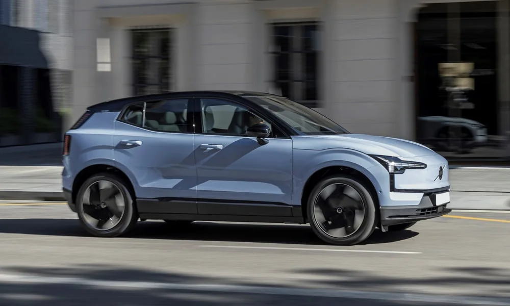 Фото Volvo EX30 — вид спереди, фото 8. Анфас: пропорции капота, посадка кузова и графика ходовых огней Volvo EX30 — вид спереди, фото 8