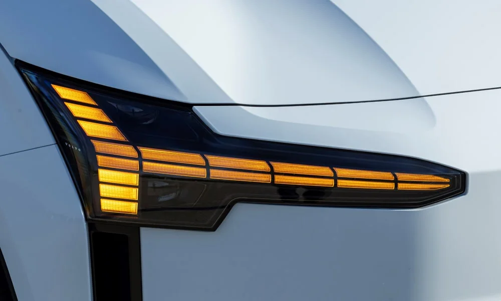 Фото Volvo EX30 — передняя оптика. Начинка фары: модули ближнего и дальнего света, ходовые огни. Светодиодная оптика служит весь срок жизни машины без замены ламп Volvo EX30 — передняя оптика