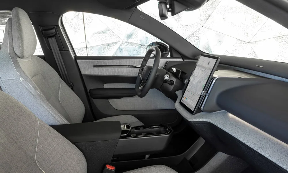Фото Volvo EX30 — интерьер, фото 2. Общий план салона: архитектура панели, консоль и кресла Volvo EX30 — интерьер, фото 2