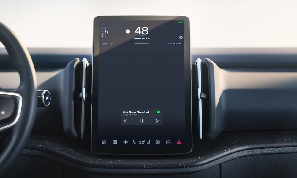 Фото Volvo EX30 — интерьер, фото 4. Общий план салона: архитектура панели, консоль и кресла. Светлая гамма зрительно расширяет салон, тёмная — практичнее в уходе Volvo EX30 — интерьер, фото 4