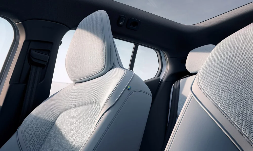 Фото Volvo EX30 — интерьер, фото 6. Общий план салона: архитектура панели, консоль и кресла. Светлая гамма зрительно расширяет салон, тёмная — практичнее в уходе Volvo EX30 — интерьер, фото 6