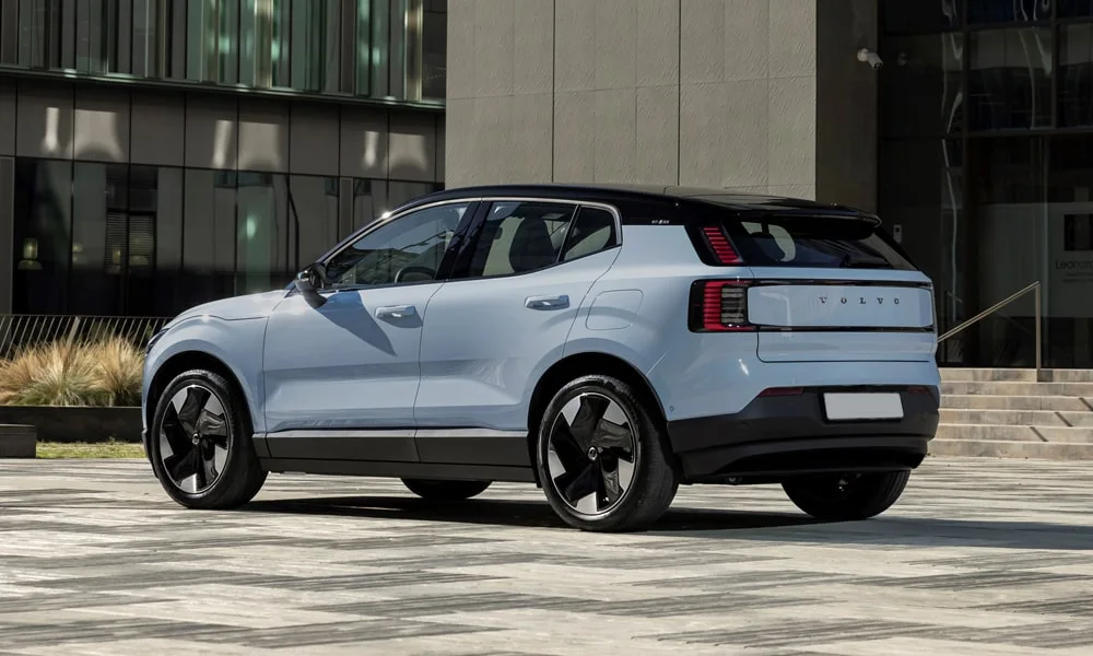 Фото Volvo EX30 — вид сзади, фото 4. Графика фонарей, бампер и оформление пятой двери. Светодиодная полоса или раздельные секции — задняя оптика стала главным украшением кормы Volvo EX30 — вид сзади, фото 4
