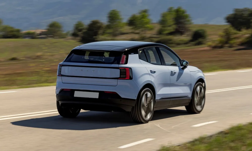Фото Volvo EX30 — вид сзади, фото 6. Линия крыши, стойки и задняя дверь в синем исполнении. Насадки выхлопа или их имитация внизу бампера различают версии Volvo EX30 — вид сзади, фото 6