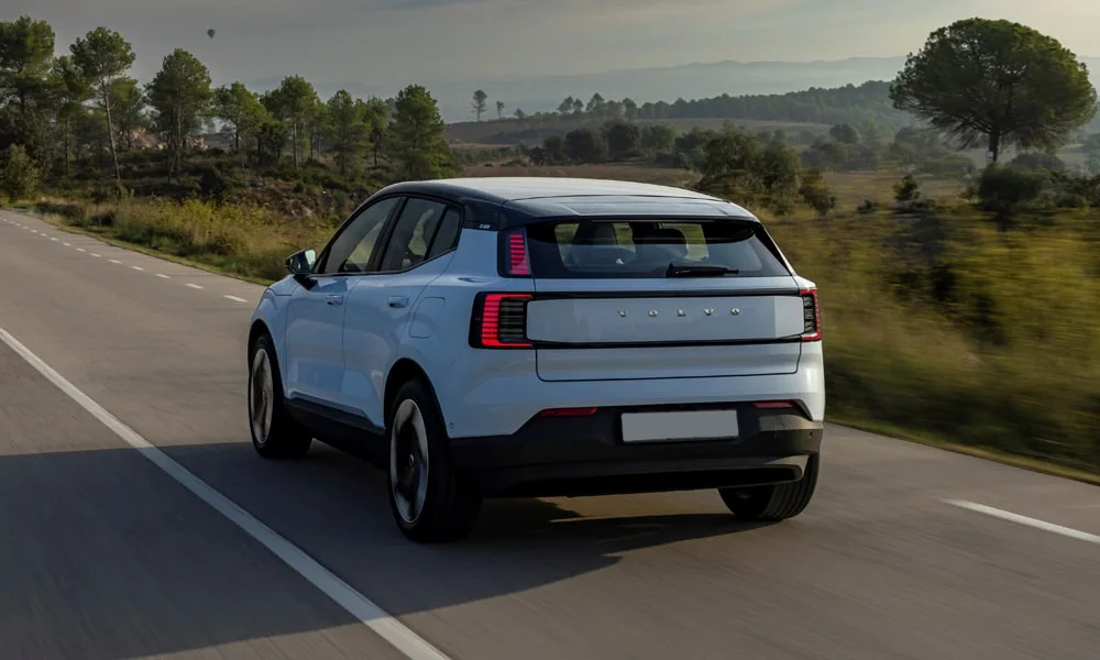Фото Volvo EX30 — вид сзади, фото 7. Линия крыши, стойки и задняя дверь в белом исполнении Volvo EX30 — вид сзади, фото 7