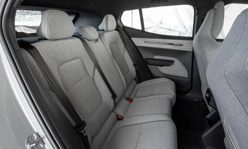 Фото Volvo EX30 — задние сиденья. Задний диван в практичной ткани: посадка и центральный подлокотник Volvo EX30 — задние сиденья