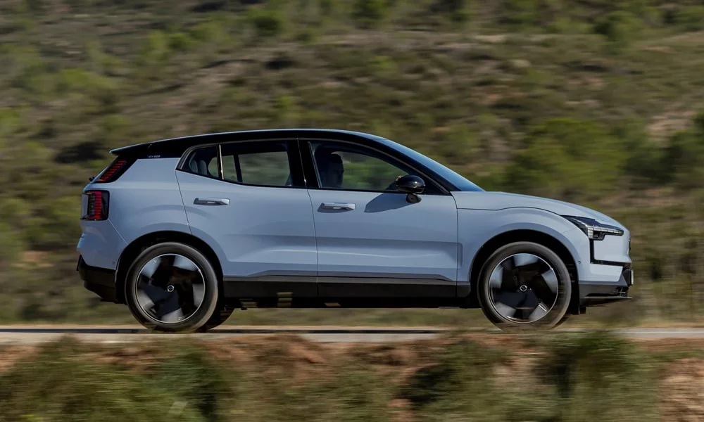 Фото Volvo EX30 — вид сбоку, фото 4. Профиль кузова: колёсная база, свесы и линия остекления. Длинная база — простор второго ряда; короткие свесы упрощают парковку Volvo EX30 — вид сбоку, фото 4