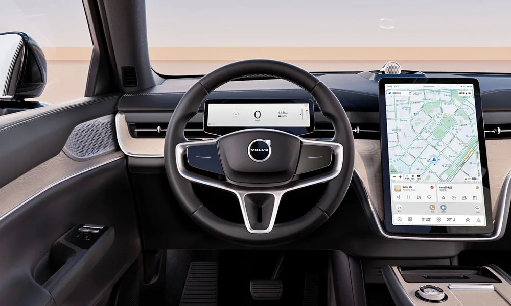 Фото Volvo EX90 (2024) — передняя панель. Передняя панель в светло-серой отделке: расположение экранов и дефлекторов. Мягкие материалы верхнего яруса и вставки задают уровень интерьера Volvo EX90 (2024) — передняя панель
