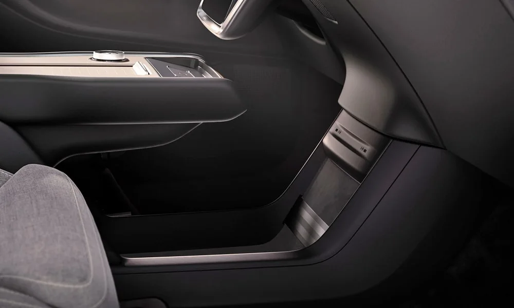 Фото Volvo EX90 (2024) — дверная карта. Подлокотник, динамик и блок стеклоподъёмников. Мягкая вставка в зоне локтя — то, что чувствуешь каждый день Volvo EX90 (2024) — дверная карта