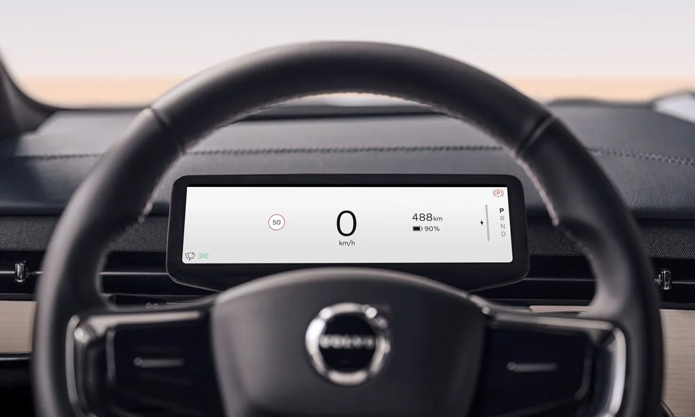 Фото Volvo EX90 (2024) — приборная панель. Скорость, запас хода и подсказки ассистентов перед глазами. Компоновка приборов настраивается в меню у большинства версий Volvo EX90 (2024) — приборная панель