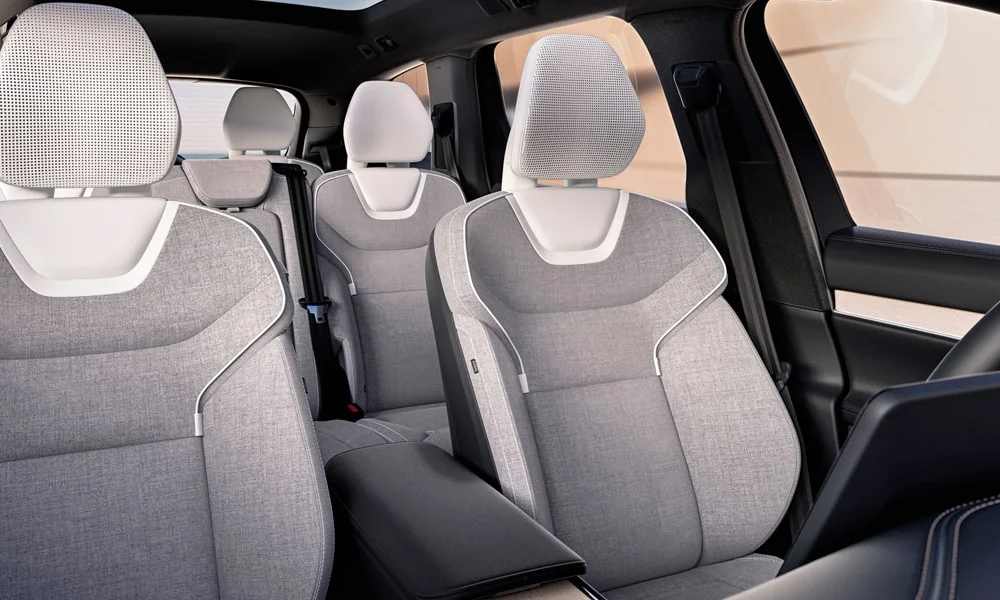 Фото Volvo EX90 (2024) — интерьер. Общий план салона: архитектура панели, консоль и кресла. Светлая гамма зрительно расширяет салон, тёмная — практичнее в уходе Volvo EX90 (2024) — интерьер