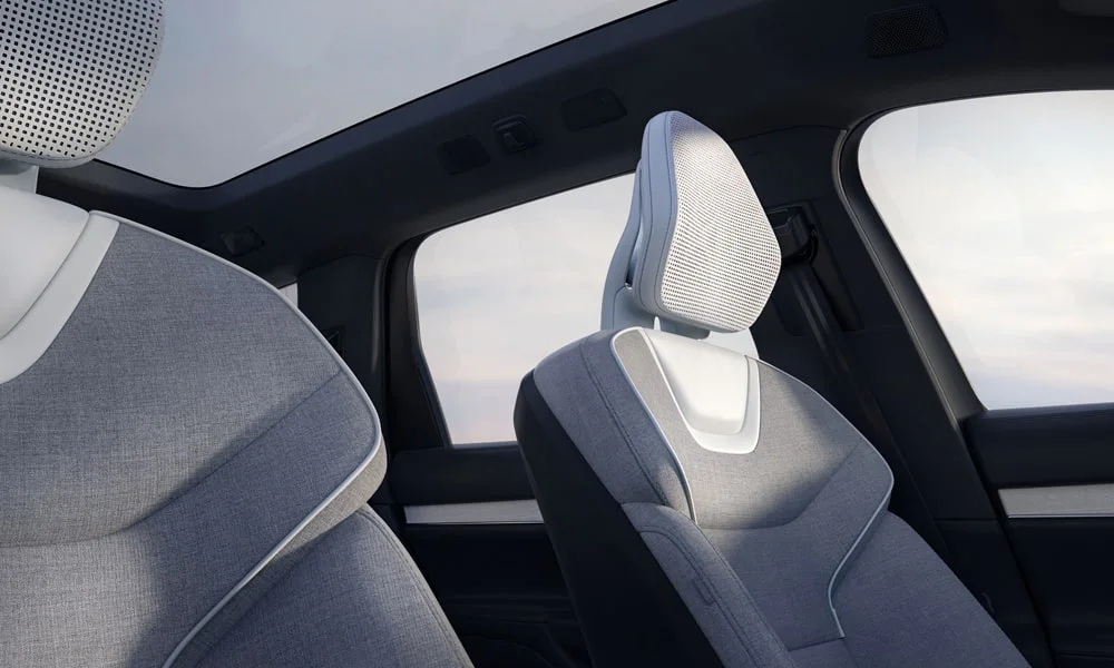 Фото Volvo EX90 (2024) — интерьер, фото 3. Общий план салона: архитектура панели, консоль и кресла Volvo EX90 (2024) — интерьер, фото 3