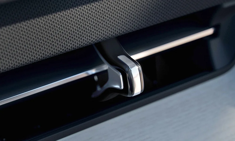 Фото Volvo EX90 (2024) — интерьер, фото 4. Общий план салона: архитектура панели, консоль и кресла Volvo EX90 (2024) — интерьер, фото 4