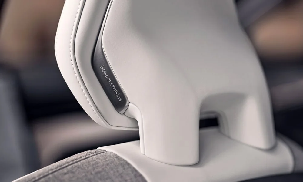 Фото Volvo EX90 (2024) — интерьер, фото 5. Общий план салона: архитектура панели, консоль и кресла. Светлая гамма зрительно расширяет салон, тёмная — практичнее в уходе Volvo EX90 (2024) — интерьер, фото 5