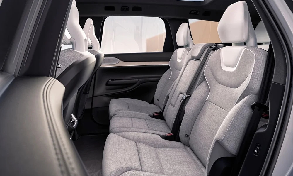 Фото Volvo EX90 (2024) — задние сиденья. Посадка второго ряда: подголовники и подлокотник. Спинки складываются под длинные грузы у большинства версий Volvo EX90 (2024) — задние сиденья