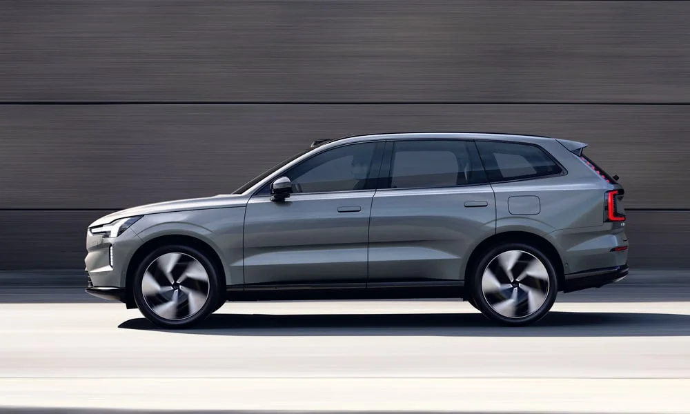 Фото Volvo EX90 (2024) — вид сбоку, фото 2. Серебристый кузов в профиль — пропорции, высота посадки и дизайн дисков Volvo EX90 (2024) — вид сбоку, фото 2