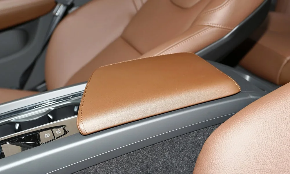 Фото Volvo S60 (2024) — центральный подлокотник. Зона отдыха правой руки между креслами. Внутри — бокс для мелочей; у ряда версий с охлаждением и USB Volvo S60 (2024) — центральный подлокотник
