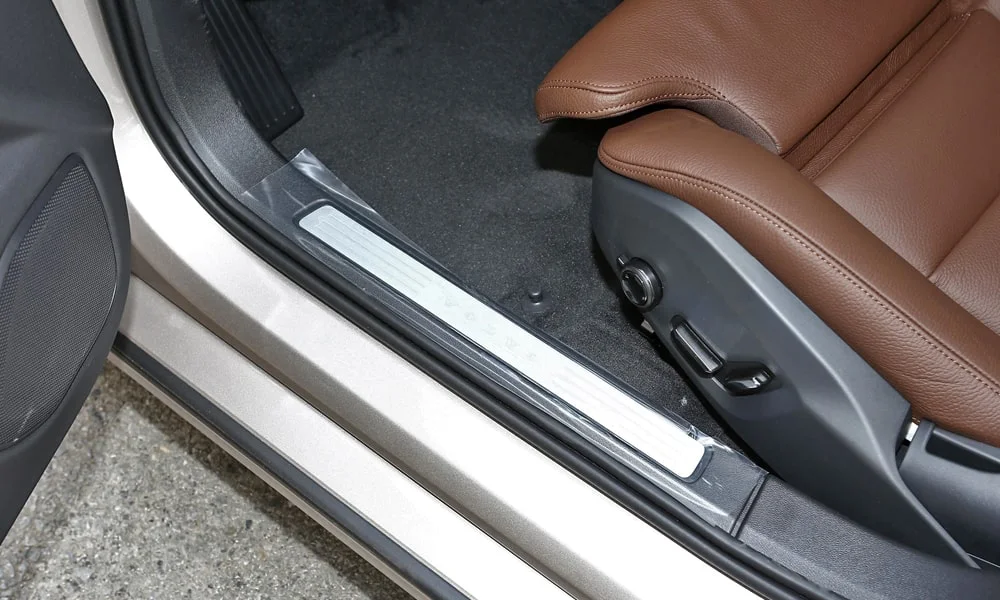 Фото Volvo S60 (2024) — дверная карта. Подлокотник, динамик и блок стеклоподъёмников Volvo S60 (2024) — дверная карта