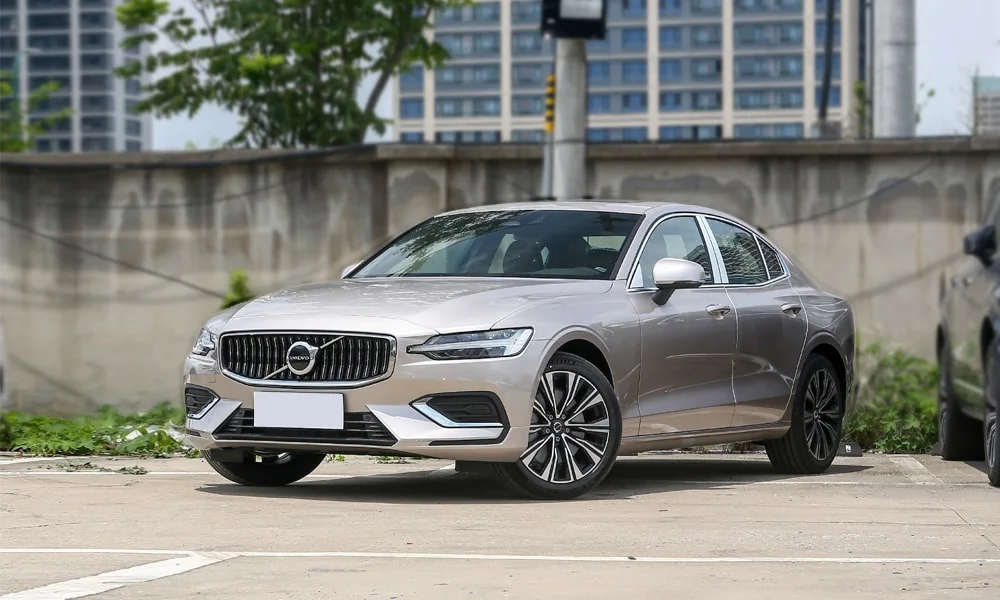 Фото Volvo S60 (2024) — вид спереди, фото 3. Оптика, решётка и бампер — первое впечатление о модели. Рисунок ходовых огней — подпись модели, по нему её узнают в потоке Volvo S60 (2024) — вид спереди, фото 3