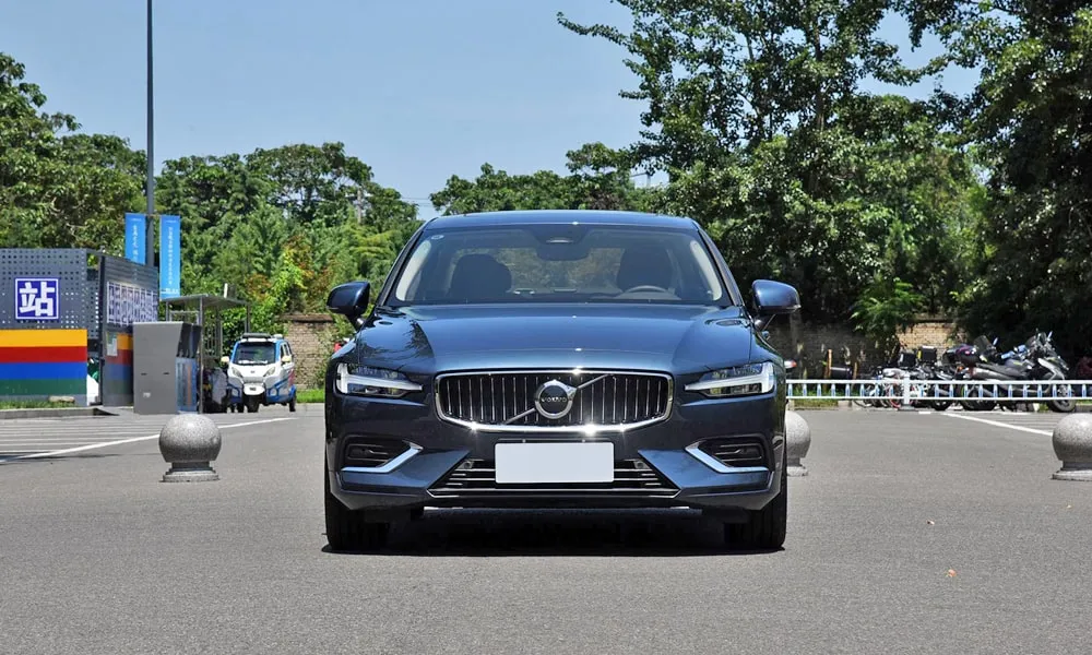 Фото Volvo S60 (2024) — вид спереди, фото 4. Оптика, решётка и бампер — первое впечатление о модели. Рисунок ходовых огней — подпись модели, по нему её узнают в потоке Volvo S60 (2024) — вид спереди, фото 4