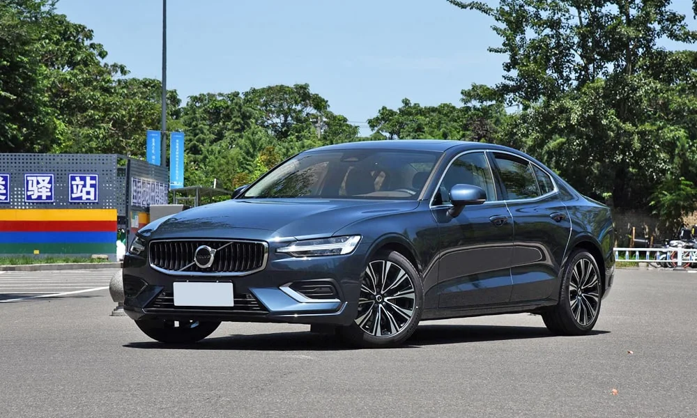 Фото Volvo S60 (2024) — вид спереди, фото 5. Оптика, решётка и бампер — первое впечатление о модели. Дневные ходовые огни включаются автоматически с запуском Volvo S60 (2024) — вид спереди, фото 5