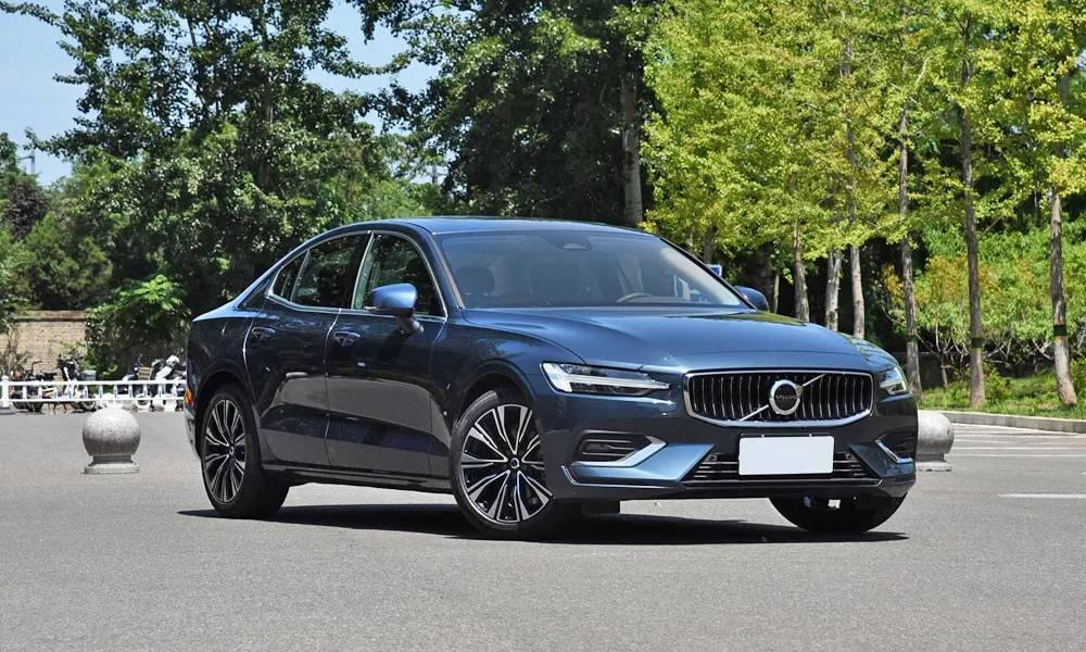 Фото Volvo S60 (2024) — вид спереди, фото 6. Анфас: пропорции капота, посадка кузова и графика ходовых огней Volvo S60 (2024) — вид спереди, фото 6