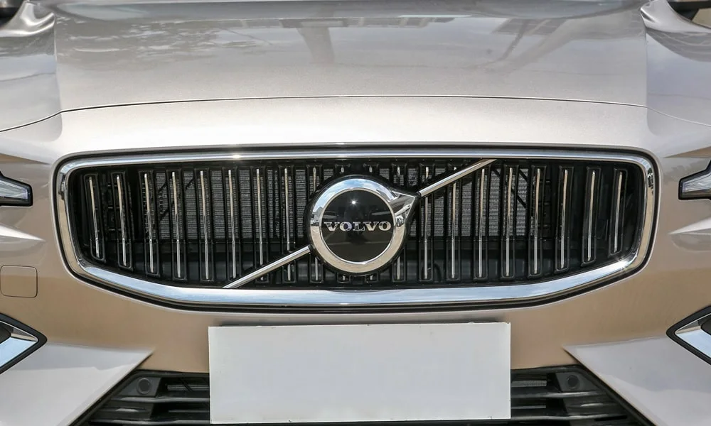 Фото Volvo S60 (2024) — решётка радиатора. Фирменный рисунок облицовки — визитная карточка марки. Активные жалюзи за решёткой закрываются на трассе ради аэродинамики — есть у ряда моделей Volvo S60 (2024) — решётка радиатора