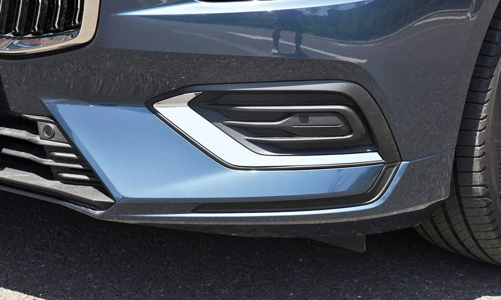 Фото Volvo S60 (2024) — решётка радиатора, фото 2. Рисунок решётки: сетка, ламели или глухая панель у электроверсий. Активные жалюзи за решёткой закрываются на трассе ради аэродинамики — есть у ряда моделей Volvo S60 (2024) — решётка радиатора, фото 2