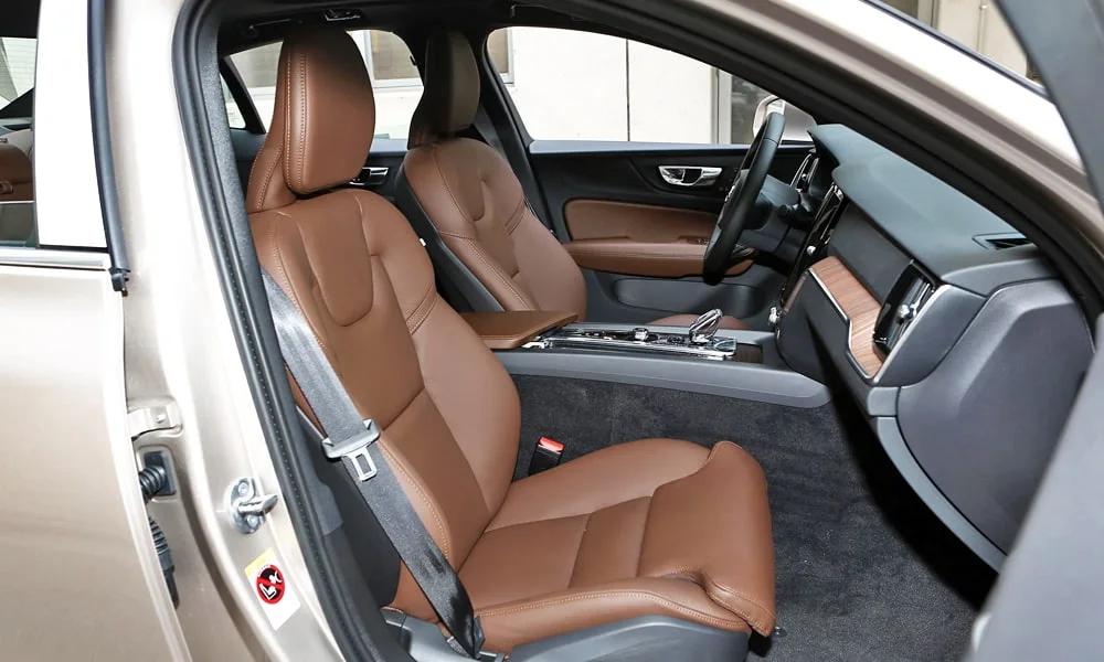 Фото Volvo S60 (2024) — интерьер, фото 3. Общий план салона: архитектура панели, консоль и кресла Volvo S60 (2024) — интерьер, фото 3
